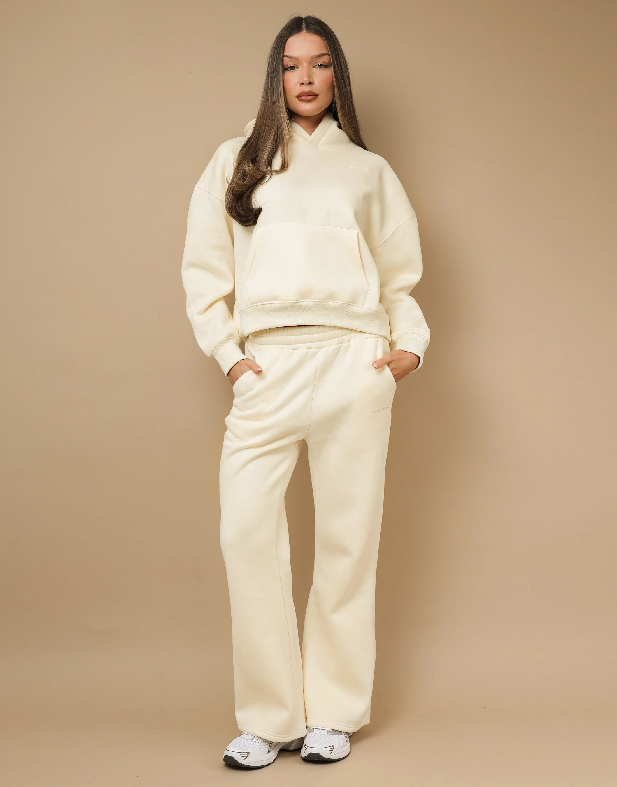 Colby Simmi Studios Essentials Joggers In Cream